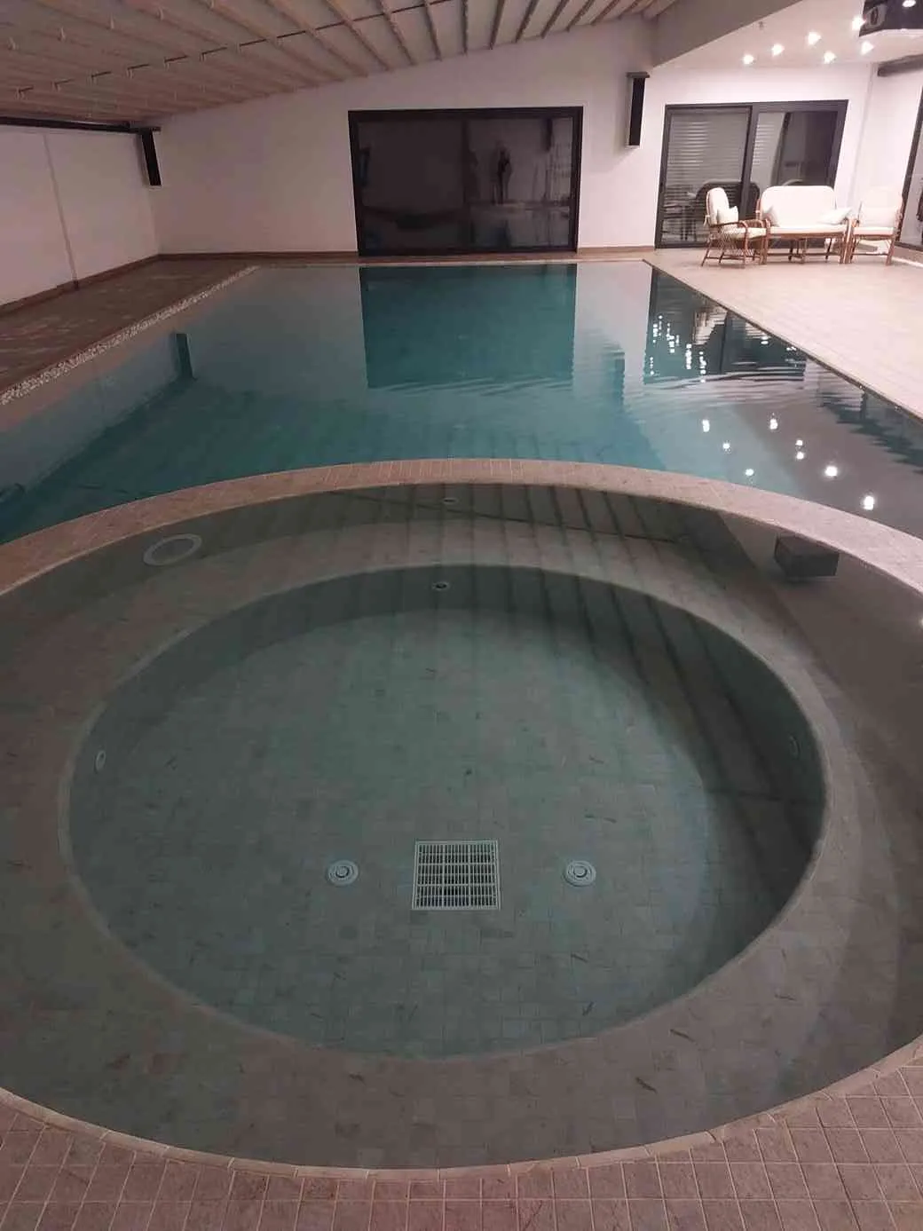 Doğanın içinde huzurlu bir kaçamak. Mavi gökyüzü ve berrak suyuyla baş başa bir yüzme havuzu.